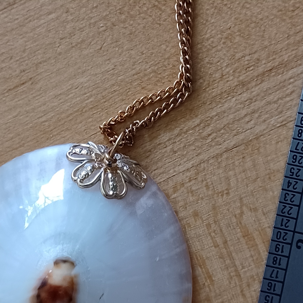 Elegant Shell Pendant Necklace